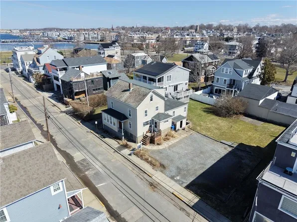 32 Houston Ave, Newport, RI 02840