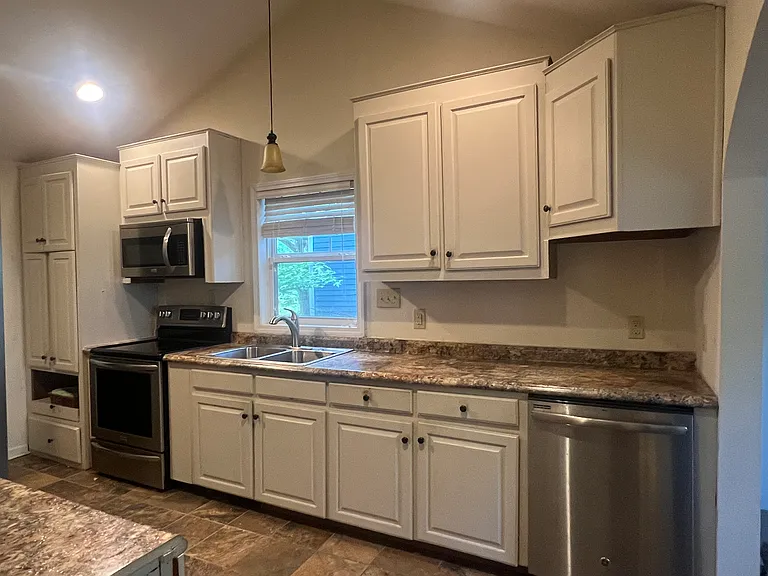 711 N Hyde Park Ave — Photo 11