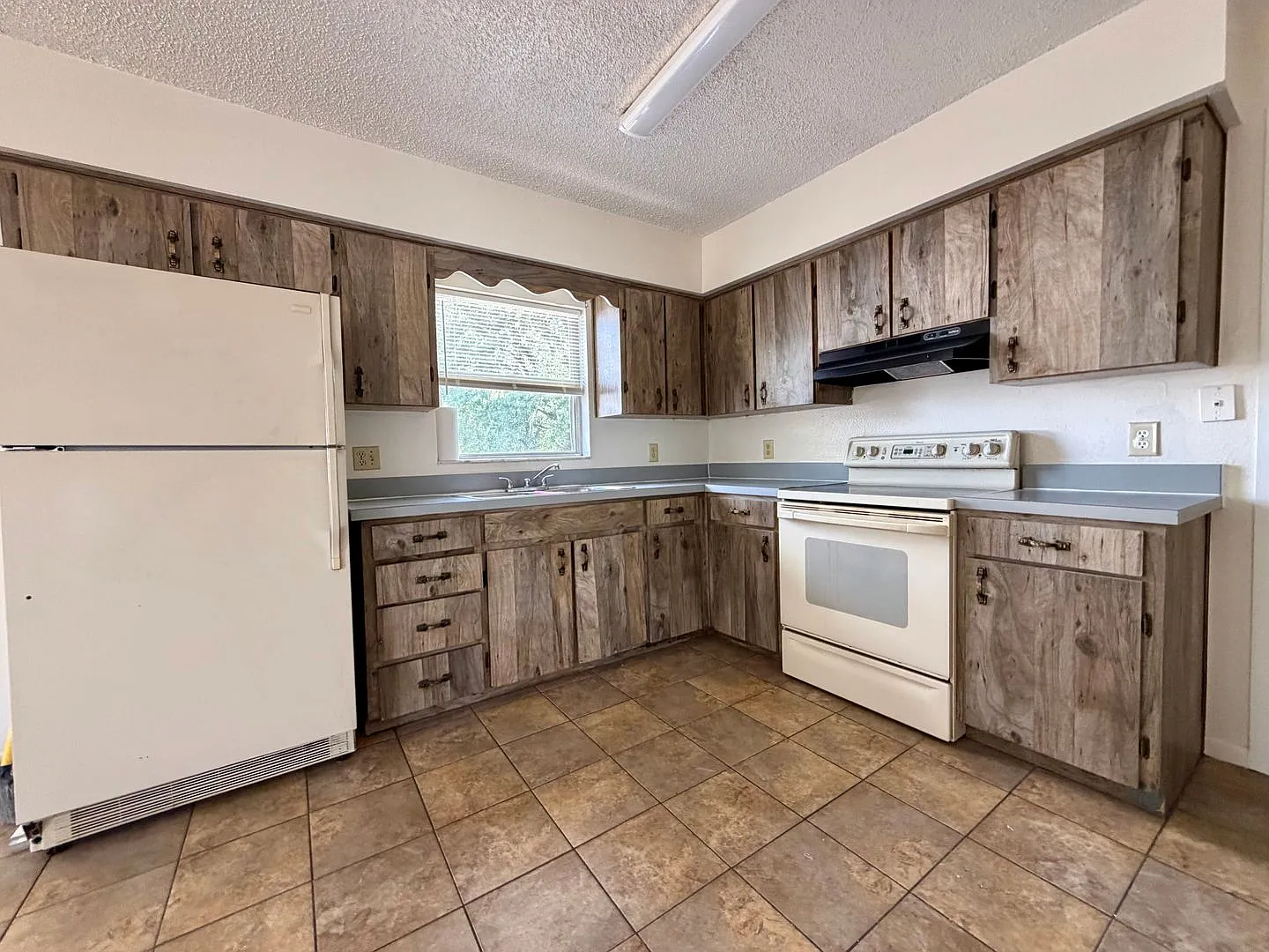 Adorable 2 bed/1 bath second floor apartment! — Photo 3