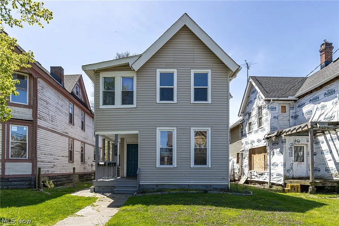 1927 Holmden Ave photo 1