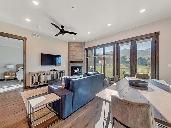 4th image of 3751 Blackstone Dr #2H