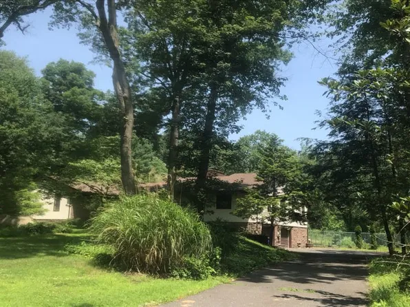 38 Mohegan Trl, Saddle River, NJ 07458