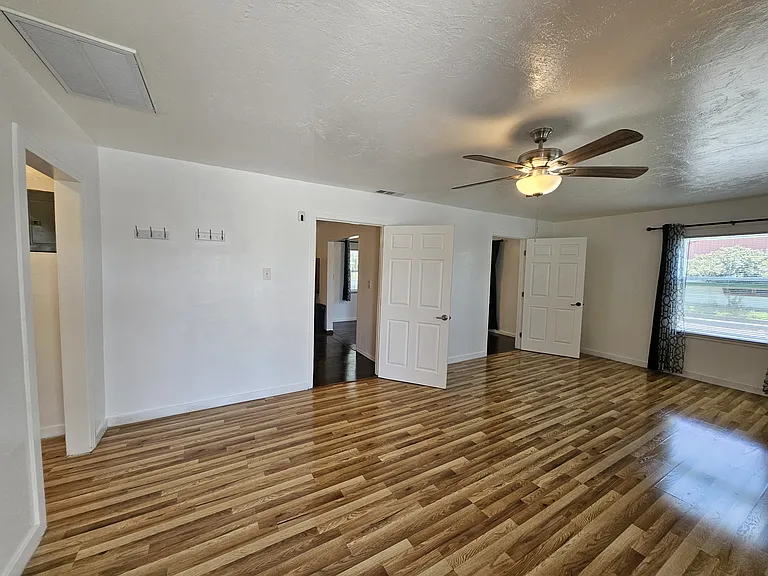 320 Locust Ave — Photo 9