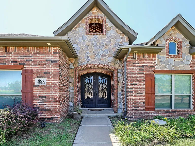 7501 Continental Pkwy — Photo 2