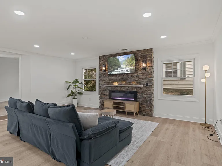 5 Burgess Ln — Photo 5