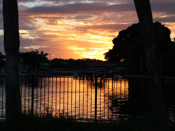 111 Bay Point Dr NE, Saint Petersburg, FL 33704