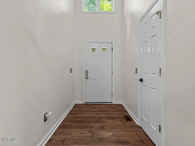 618 Chelsea Dr — Photo 2