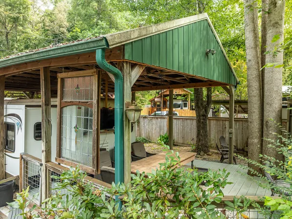45 1st St, Ellijay, GA 30540