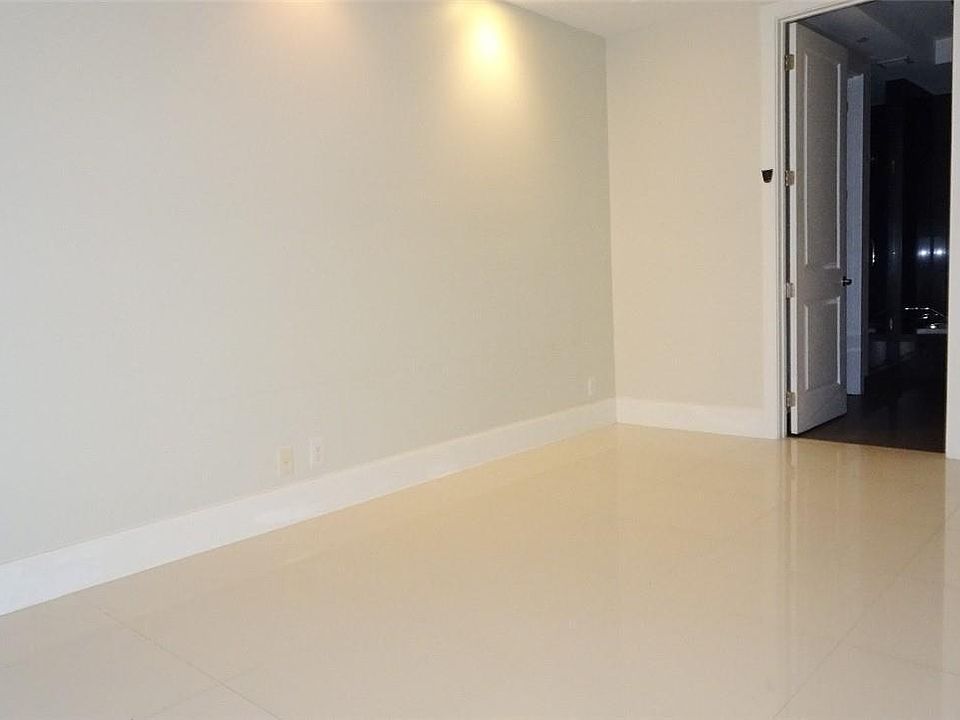 1st image of 807 SE 12th Ct #1