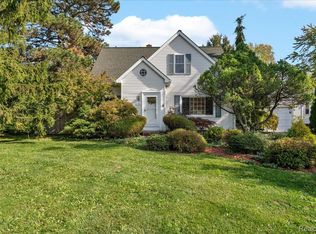 261 Preston Ave, Waterford, MI 48328