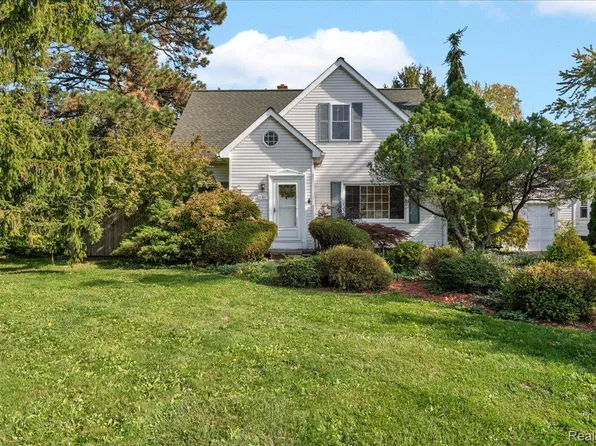 261 Preston Ave, Waterford, MI 48328