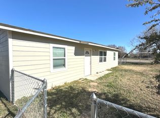 275 E Hutchins ST, La Pryor, TX 78872