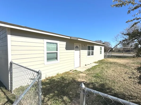 275 E Hutchins ST, La Pryor, TX 78872