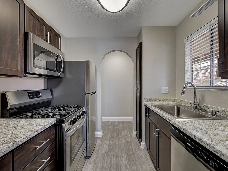 Diamondhead Apartments — Photo 2