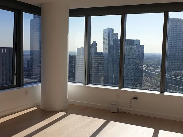 3 Court Sq #3908, Long Island City, NY 11101