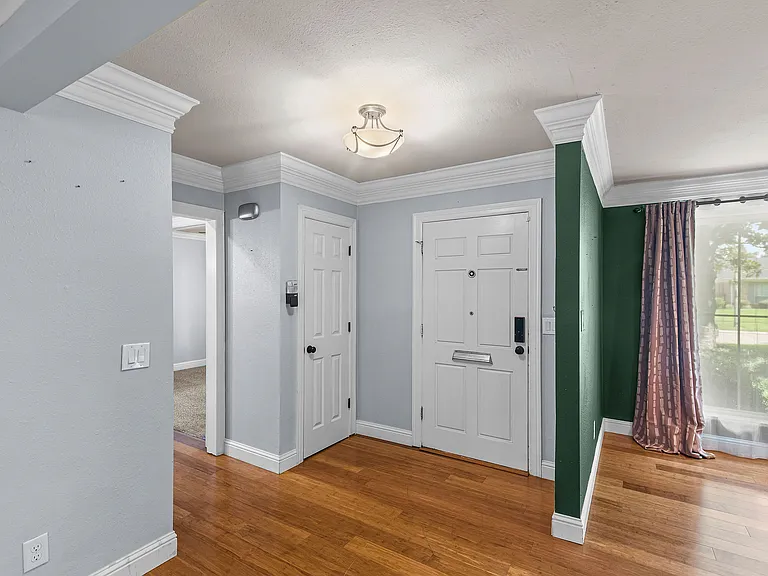 230 Rossitter St — Photo 13