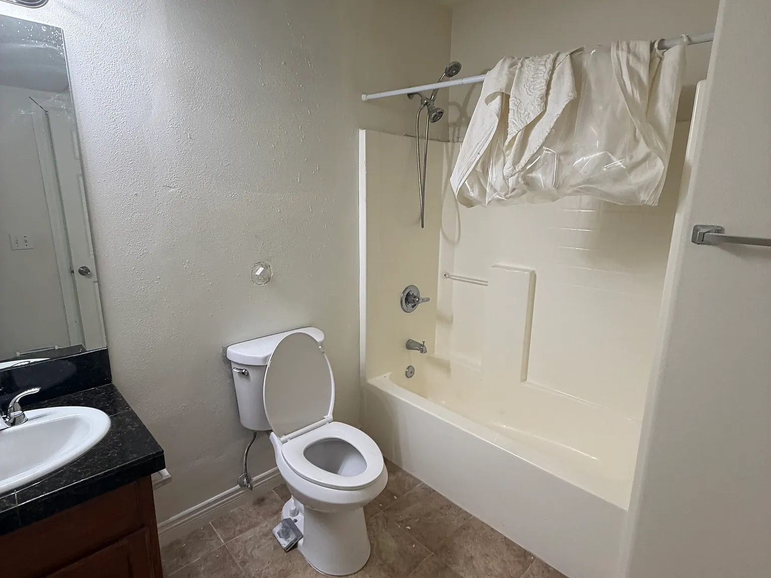 7 bed, 4.5 bath, 4500 sqft, $1,200 — Photo 3