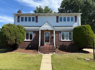 1057 N 4th St, New Hyde Park, NY 11040
