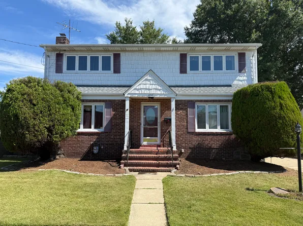 1057 N 4th St, New Hyde Park, NY 11040