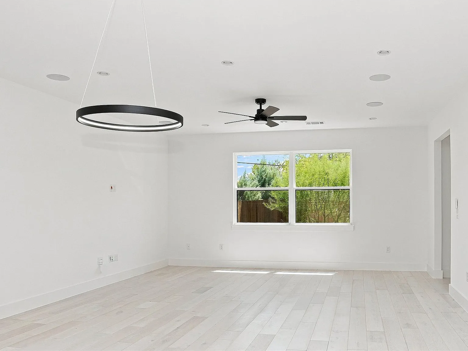 4 bed, 3.0 bath, 4222 sqft, $5,495 — Photo 4