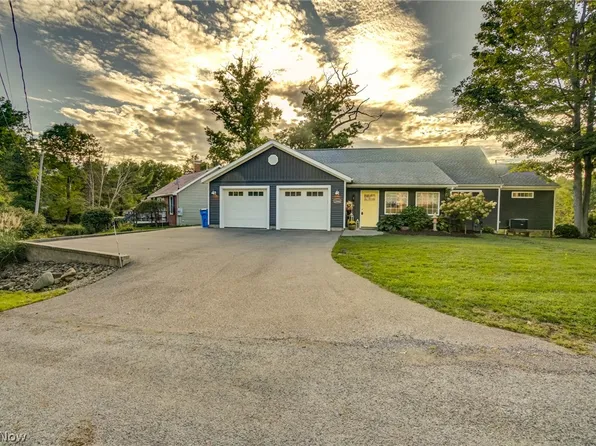 15466 Lakeshore Dr, Burton, OH 44021