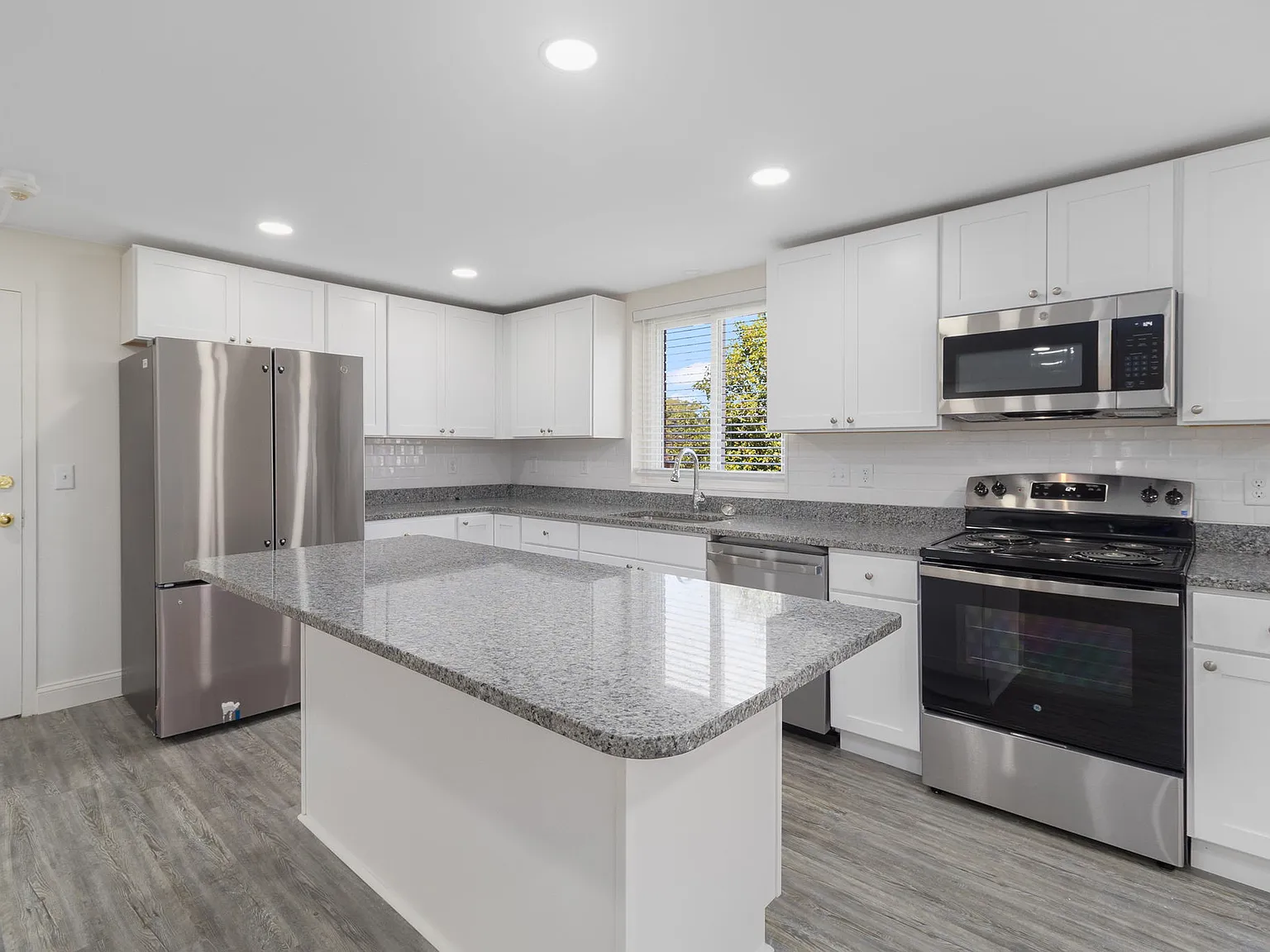 2 bed, 1000 sqft, $2,200 — Photo 2
