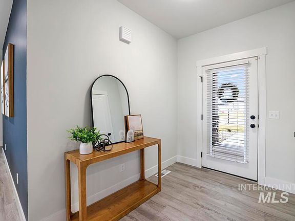 4th image of 729 Satia Ln