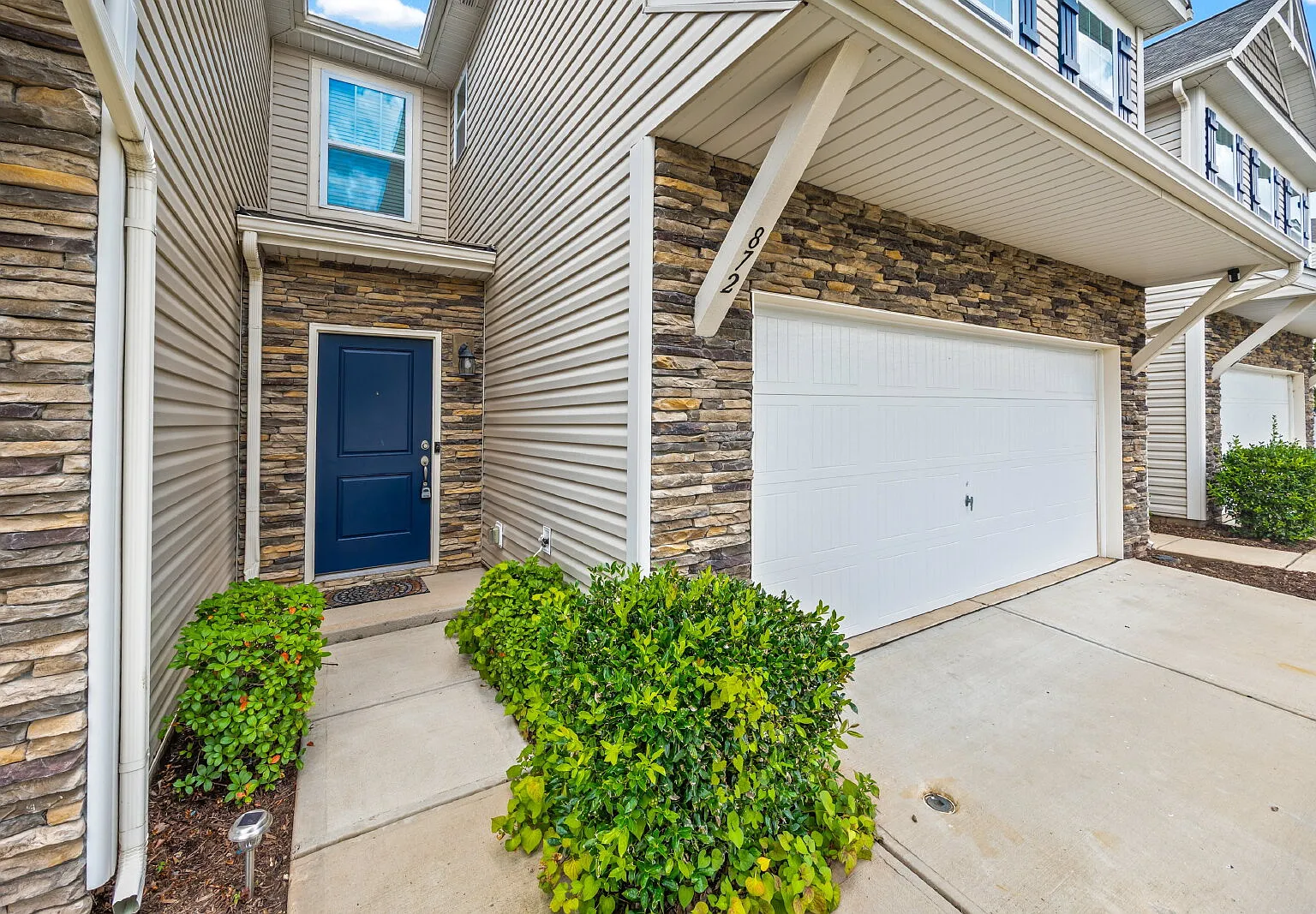 3 bed, 2.5 bath, 2254 sqft, $2,600 — Photo 2
