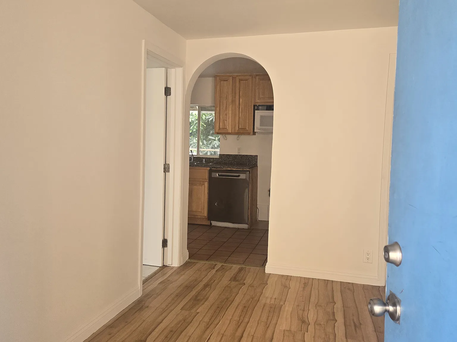 2 bed, 850 sqft, $2,499 — Photo 2