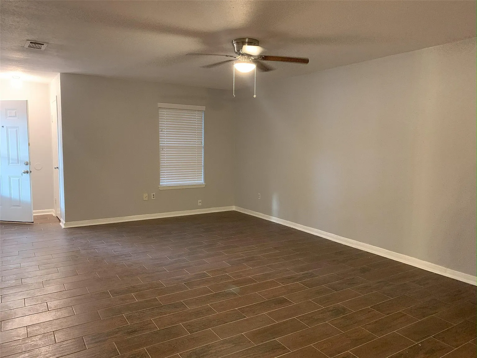 3 bed, 2.0 bath, 1339 sqft, $1,450 — Photo 3