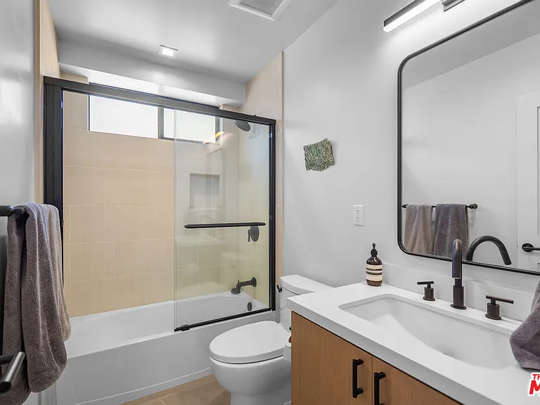 838 N Mansfield Ave #201 — Photo 20