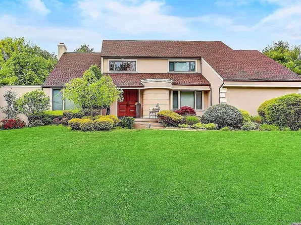 5 The Grasslands, Woodbury, NY 11797