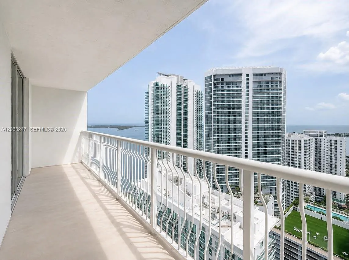 The Club At Brickell Bay — Photo 4