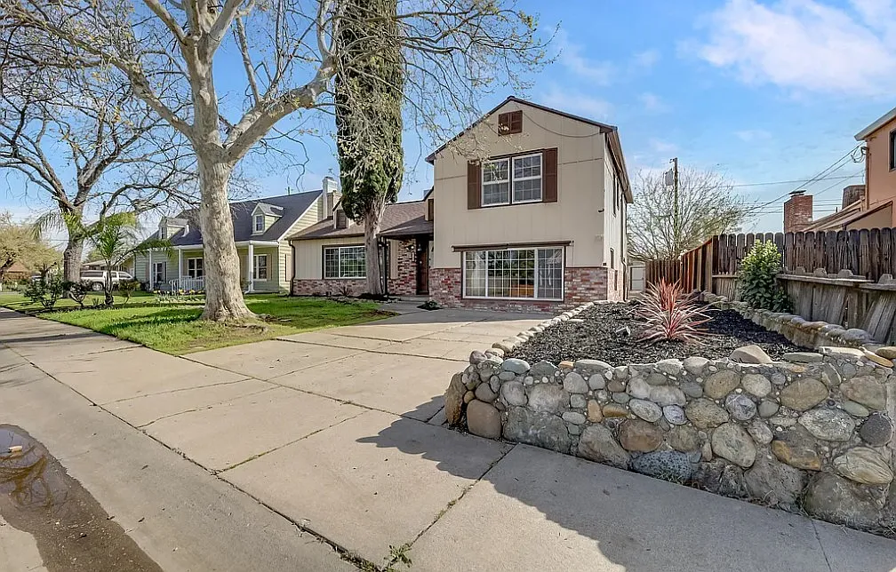 4 bed, 2.5 bath, 2366 sqft, $2,600 — Photo 2
