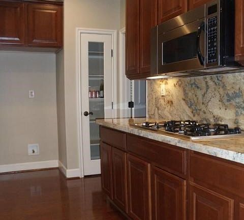 COOK TOP AND MICRO WAVE / Pantry