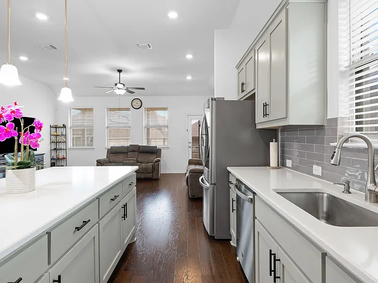 303 Eagle Ford Dr — Photo 3