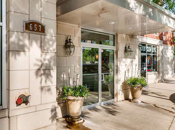 3rd image of 657 W Fulton St Unit 212