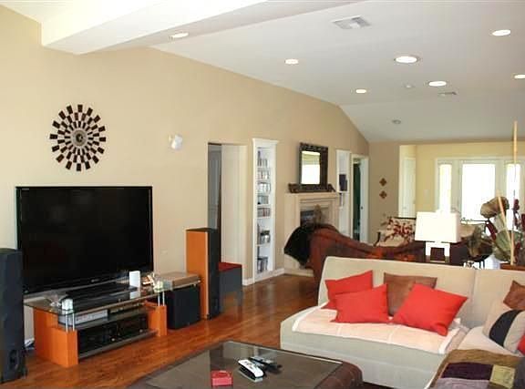 3rd image of 551 Huntley Dr