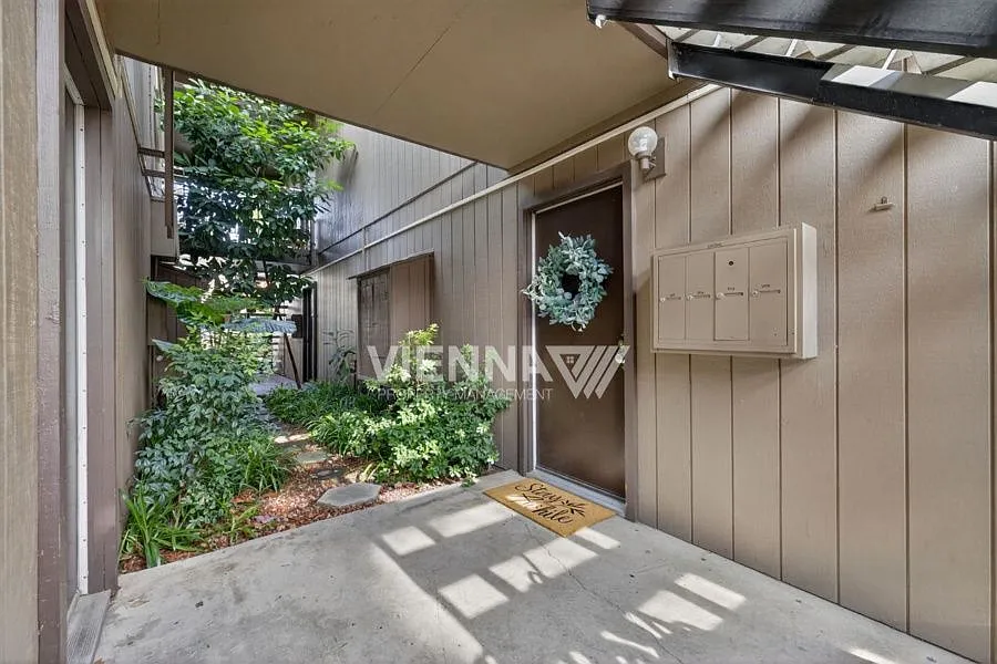 Studio, 1.0 bath, 484 sqft, $1,600 — Photo 2
