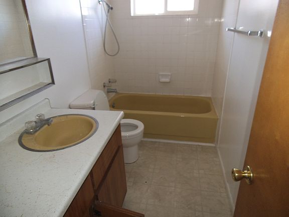 4th image of 160 Dubois Ave