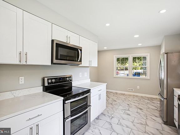 4th image of 899 Station St
