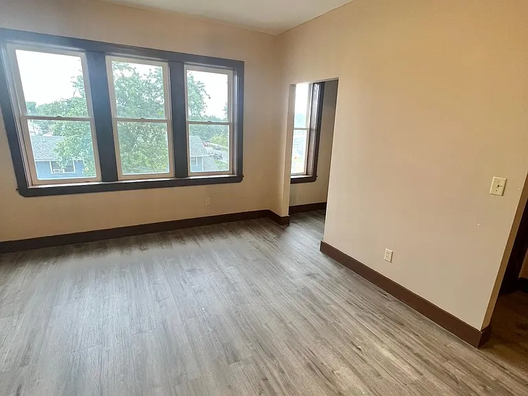 4302 Magoun Ave — Photo 4