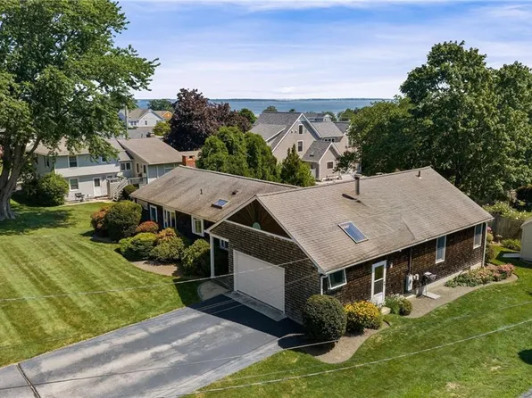 22 Noble St, Narragansett, RI 02882