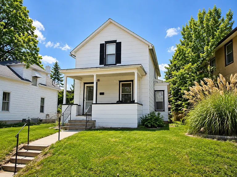 235 W Homer St — Photo 1