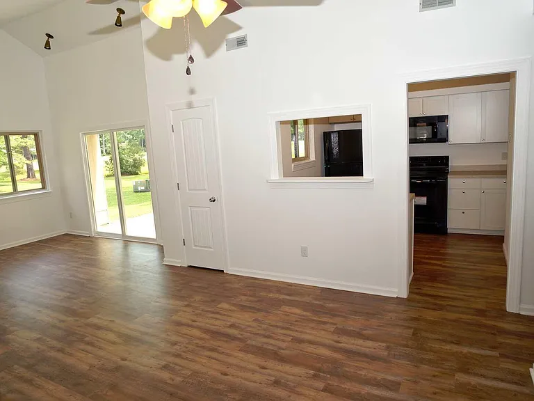 142 Quarterdeck — Photo 2