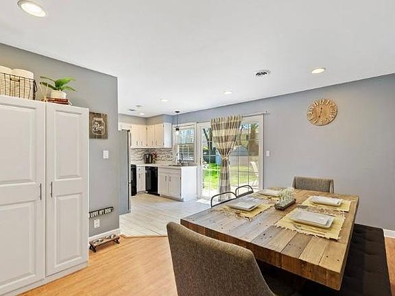 4th image of 222 E Farmgate Ln