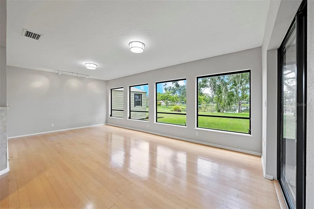 3 bed, 2.5 bath, 2604 sqft, $2,500 — Photo 3