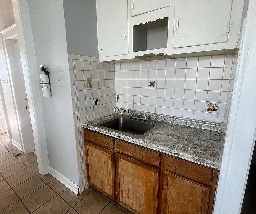 13 Leslie Pl #6C