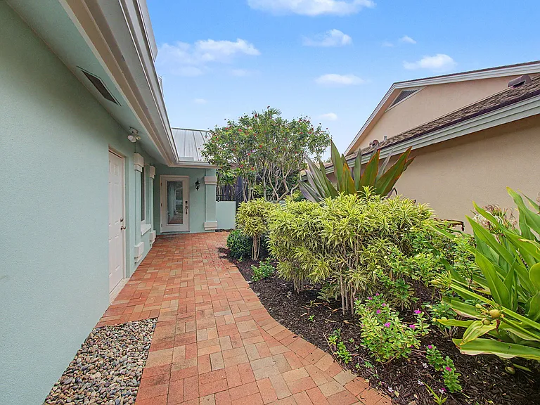 303 Leeward Dr — Photo 2