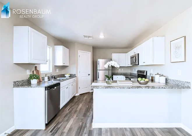8764 W Reventon Dr — Photo 2